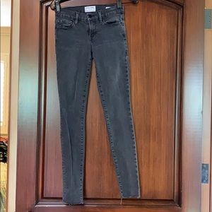 Frame Denim Le Skinny de Jeanne in Grey